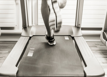 Rennende Füsse auf Laufband Piedi su tapis roulant
